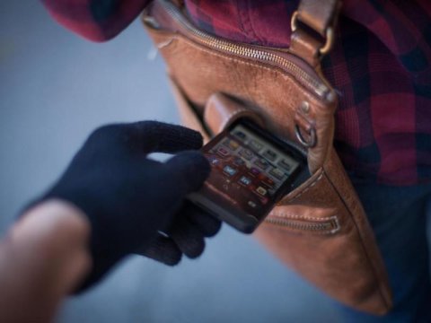 Metroda telefon oğruları saxlanıldı