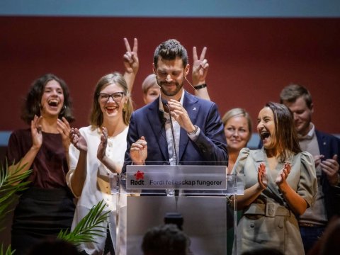 Partiya sədri eynək oğurladığına görə istefa verdi
