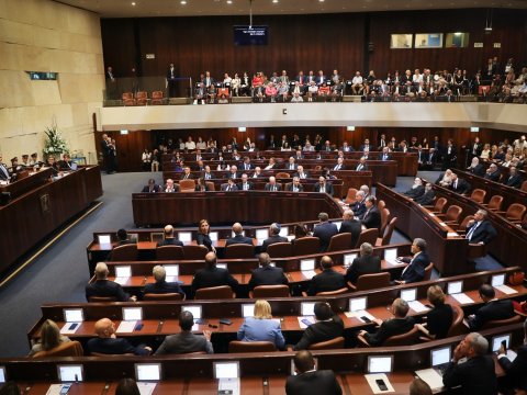 Kütləvi etirazlara səbəb olan qanun TƏSDİQLƏNDİ