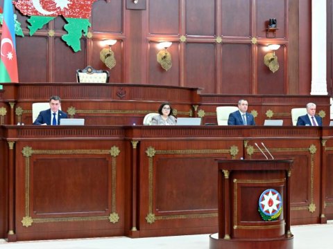 Milli Məclis rəhbərliyi ali məktəblərdə dərs deyirmi...