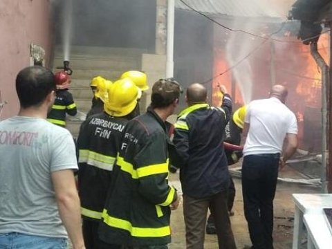 Üçotaqlı evdə yanğın - Sakinlər təxliyə edildi