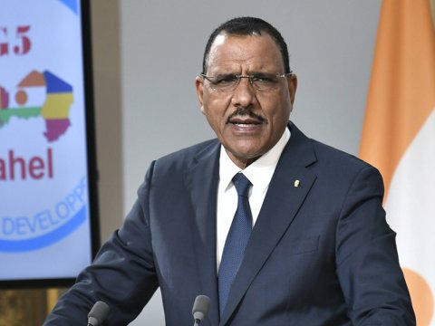 Afrika ölkəsində hərbi çevriliş - Prezident girov götürüldü