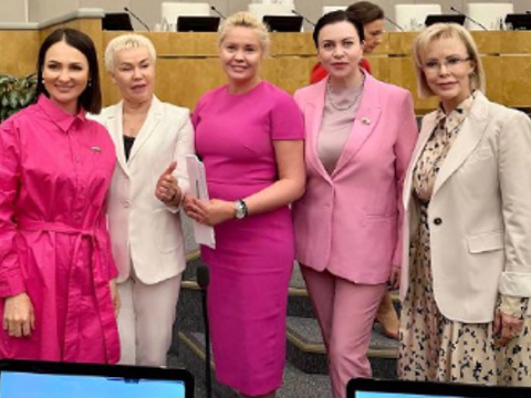 Deputatlar iclasa “Barbi” geyimində gəldilər