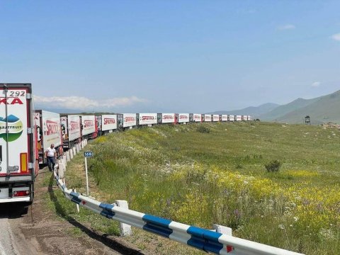 Ermənilər üçün iki yol: Ya TIR-lar geri qaytarılacaq, ya da...