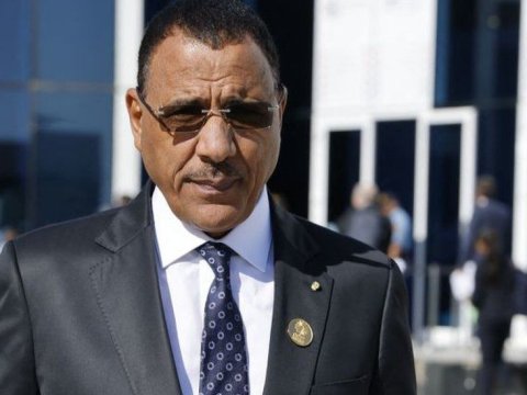 Devrilən prezident istefa vermək istəmir