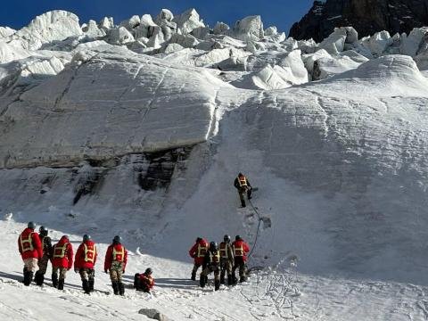 Tyan Şan zirvəsinə qalxan alpinistlər itkin düşdü