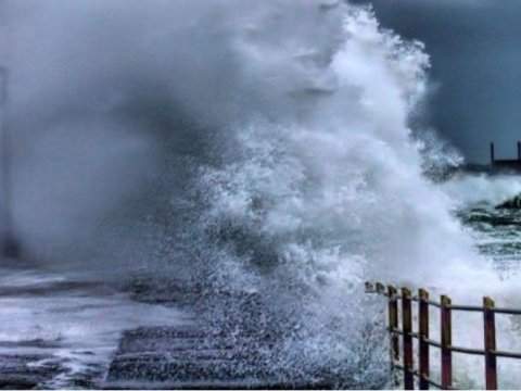 Dalğanın hündürlüyü 3.4 metrə çatıb - FAKTİKİ HAVA