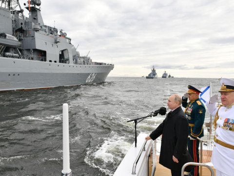 Putin Hərbi Dəniz Qüvvələrinin paradında - FOTO