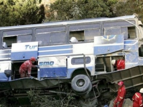 Avtobus dərəyə aşdı - 15 nəfər öldü