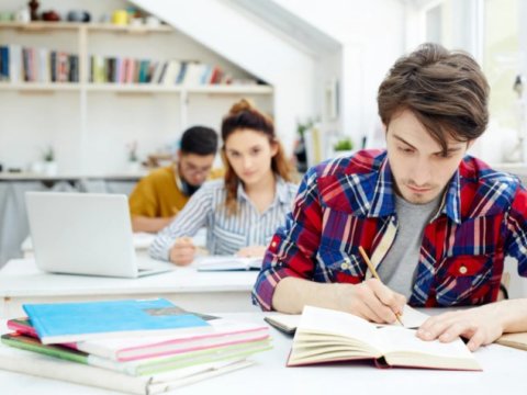 Xaricdə təhsil alanlar imtahan verdilər