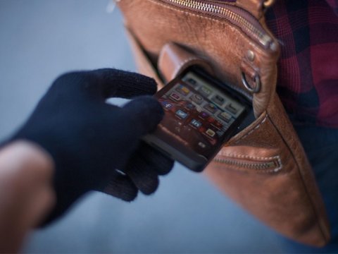 Metroda qadının telefonu oğurlandı