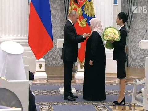 Putin Kadırovun anasını təltif etdi - VİDEO