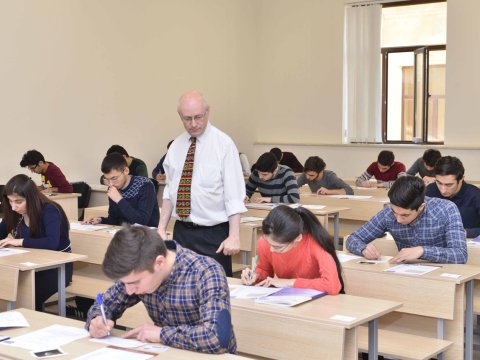 Jurnalist olmaq istəyənlər qabiliyyət imtahanı verəcək