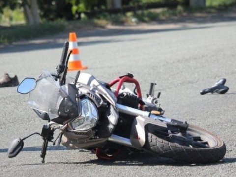 Maşınla motosiklet toqquşdu - Ölən var