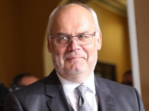 Estoniya prezidentinin səfərə getməyə pulu yoxdur