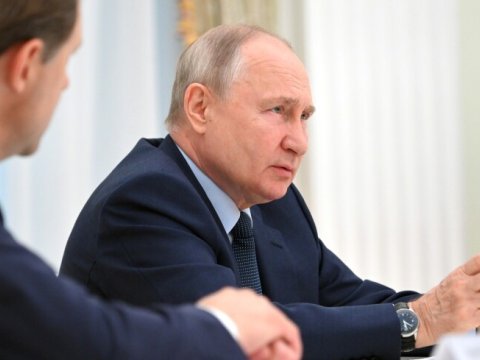Putin məmurlara xarici maşın sürməyi qadağan etdi