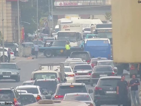 Bakıda yanğın yolda tıxaca səbəb oldu