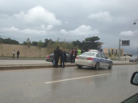 Gəncədə maşın işıq dirəyinə çırpıldı - 1 ölü, 2 yaralı