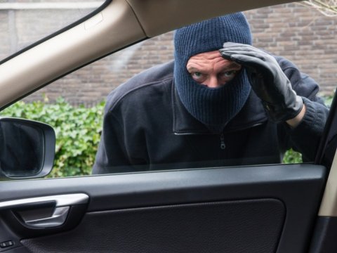 Bakıda maşından 20 min manat OĞURLANDI