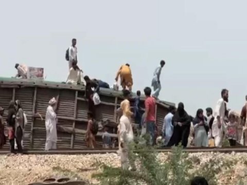 Pakistanda qatar relsdən çıxdı - 30 ölü, 80 yaralı