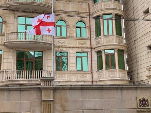 Bakıda Gürcüstan bayrağı yarıya endirildi