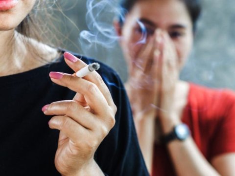 Xanımların siqaret çəkməsinə deputatlardan etiraz - Ciddi tədbir görülməlidir!