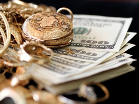 Bakıda evdən külli miqdarda pul və qızıl oğurlandı