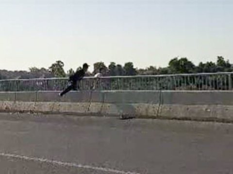 Polis özünü körpüdən atmaq istəyən qadını belə xilas etdi - VİDEO