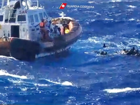 Aralıq dənizində gəmi batdı - 40 nəfər öldü