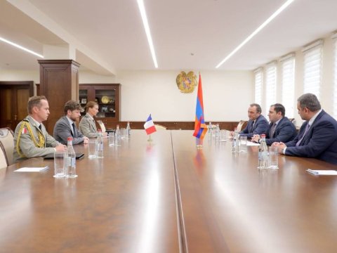 Papikyan Fransa səfiri ilə hərbi əməkdaşlığı müzakirə etdi