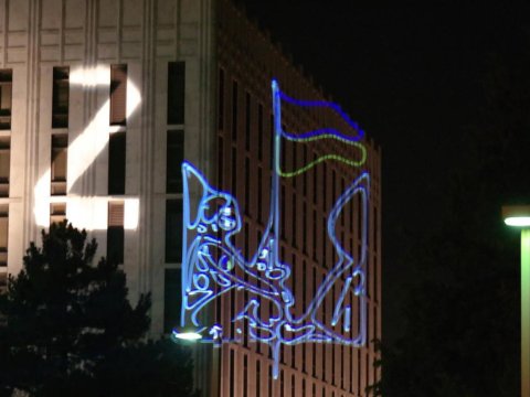 Rusiyanın ABŞ-dakı səfirliyi üzərində Ukrayna bayrağı - FOTOLAR