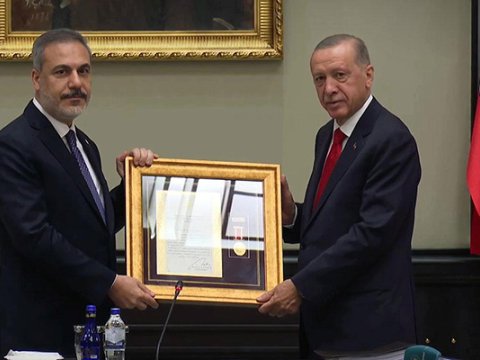 Ərdoğan Hakan Fidanı təltif etdi 