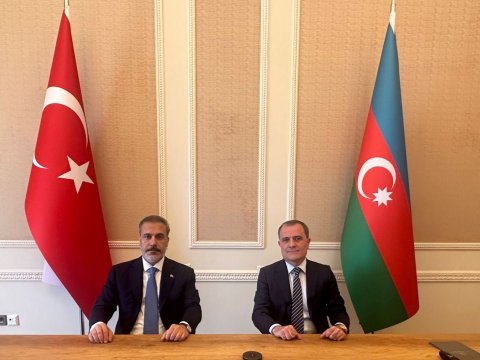 Ceyhun Bayramov Hakan Fidanı təbrik etdi 