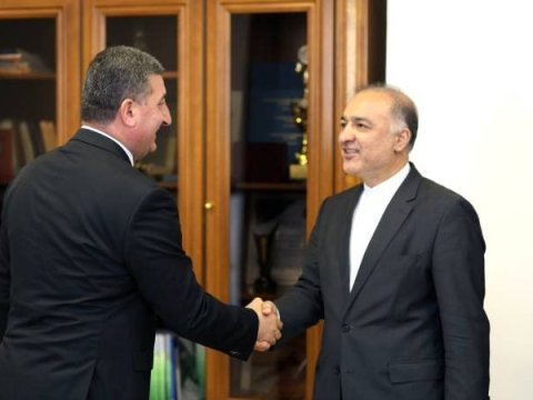 Erməni nazir İran səfiri ilə görüşdü