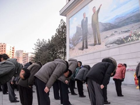 Şimali Koreyada vətəndaşlara tələb - Tayfun vaxtı diqqətiniz portretlərdə olsun!