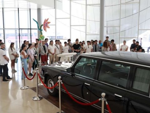 Diaspor gəncləri Ulu Öndərin məzarını ziyarət ediblər - FOTO