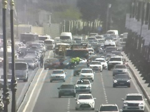 Heydər Əliyev prospektində qəza - Yolda sıxlıq yarandı