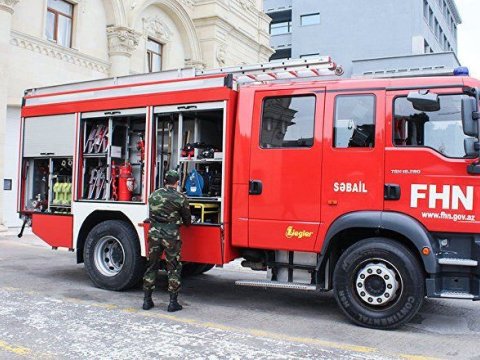 17 nəfər yanğından xilas edildi