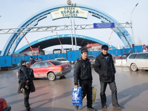 Qazaxıstan Rusiya ilə sərhədini gücləndirir