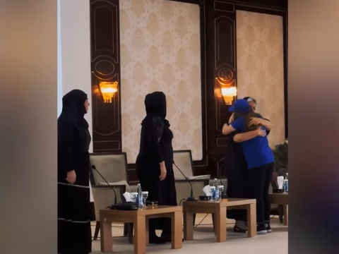 Xaricdən gələn azərbaycanlı qızın şəhid anaları ilə duyğulu anları - VİDEO