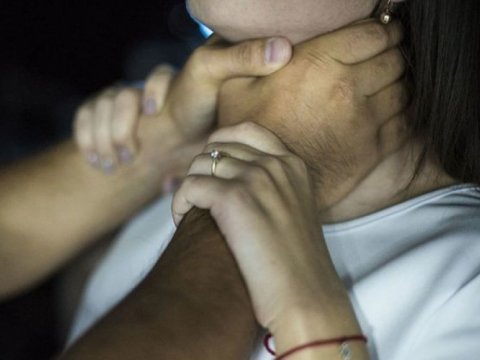 23 yaşlı oğlan anasını boğub öldürdü - YENİLƏNİB