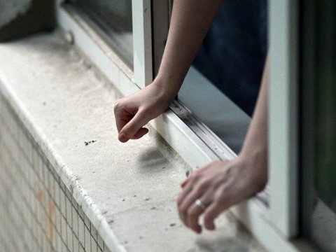 Gənc qız 5-ci mərtəbədən yıxılıb öldü 