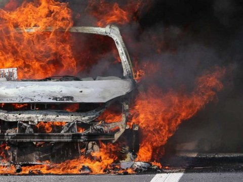 Bakıda mikroavtobus yandı