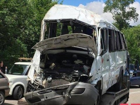 Şəmkirdə mikroavtobus qəzası - Xəsarət alanlar var
