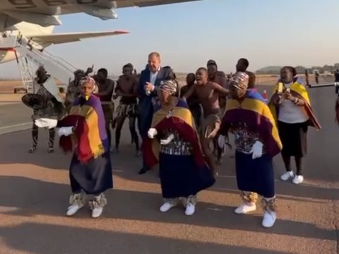 Lavrov afrikalılarla rəqs etdi - VİDEO
