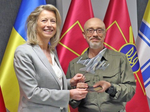 İlk F-16 Niderlanddan Ukraynaya gəldi! - Reznikovdan maketli FOTO