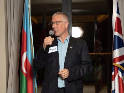 Səfir Britaniyaya oxumağa gedən azərbaycanlılarla görüşdü - FOTO