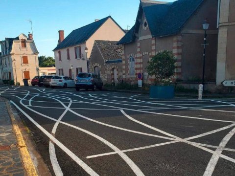 Yollarda sürət həddini qorumağın kreativ metodu - FOTO