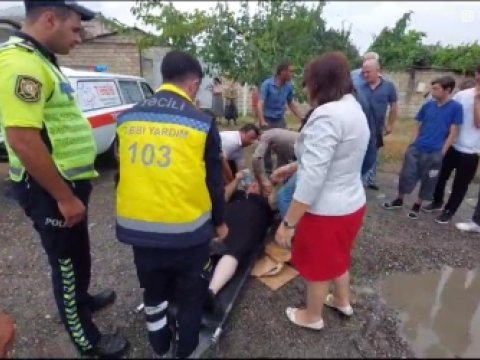 İki qadını maşın vurdu