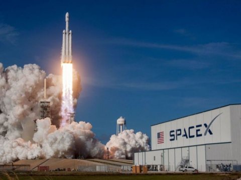 “SpaceX” daha 22 peyki orbitə çıxardı